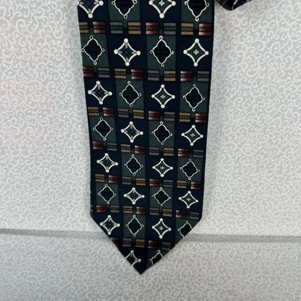 Geoffrey Beene 100% Silk Blue/Gray/White/Blush Geometric Neck‎ Tie, 4 Inch Wide